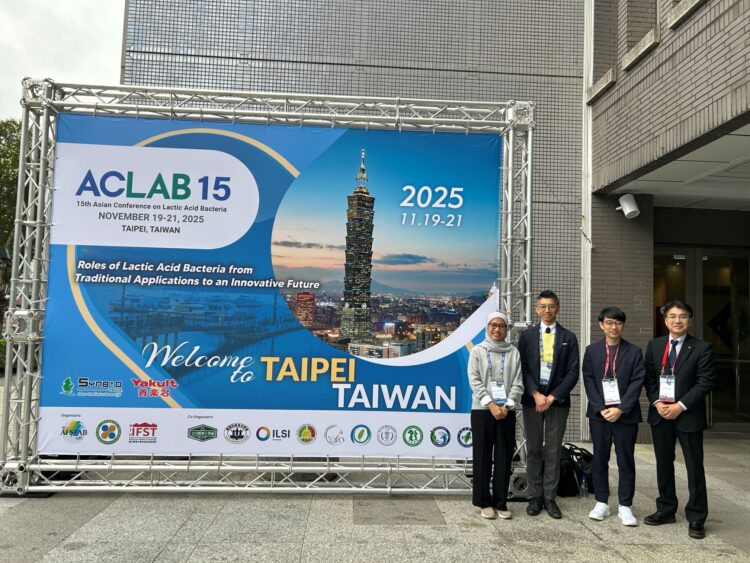 ACLAB15国際学会の会場前で、タキシフォリンに関する研究成果を発表した東北大学と三旺コーポレーションの研究チーム